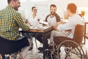 Freunde helfen Mann in Rollstuhl