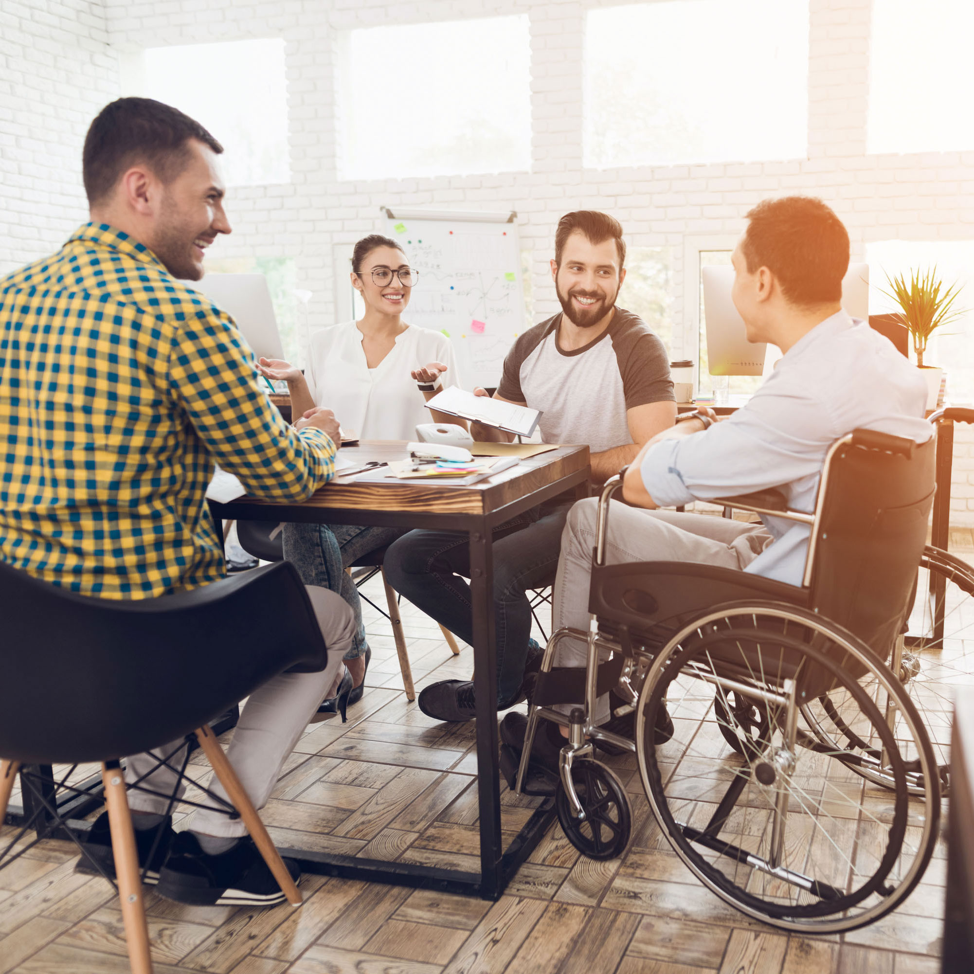 Freunde helfen Mann in Rollstuhl
